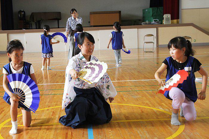 立命館大学能楽部の学生に仕舞を習う児童