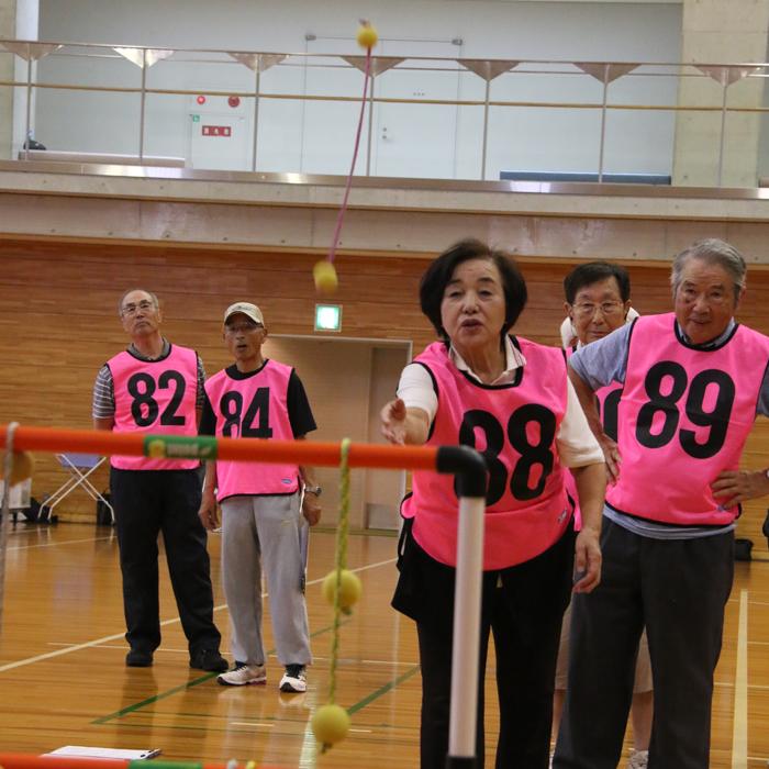 ニュースポーツのラダーゲッターをする参加者