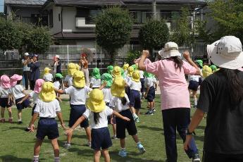 祖父母たちの前で体操をする園児たち