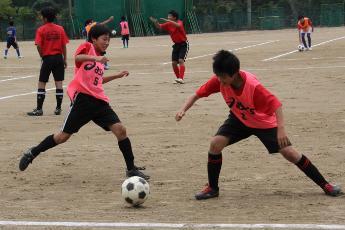 練習でサッカーボールを取り合う中学生たち