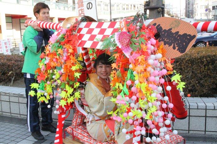 宝恵籠に乗って移動する茨木十日戎のミス福娘