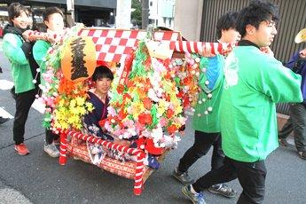 宝恵籠に乗って市内を巡るミス福娘たち