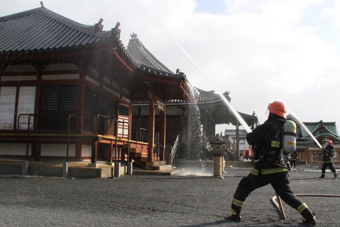 総持寺の薬師堂へ放水訓練を行う消防隊員