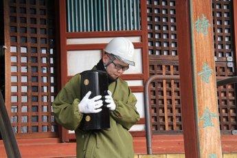 総持寺の消防訓練で、薬師堂からお厨子を運び出す総持寺職員