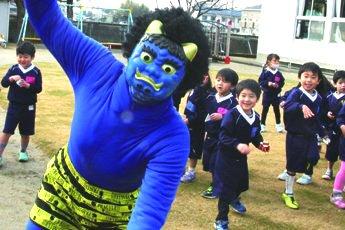 青鬼へ豆を投げる園児たち