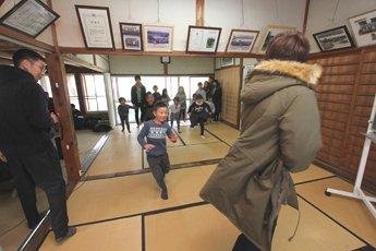 子ども達と大学生がだるまさんが転んだで遊ぶ様子