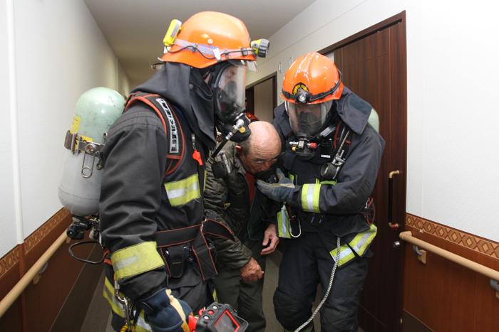 消防訓練で入居者を救助する消防隊員