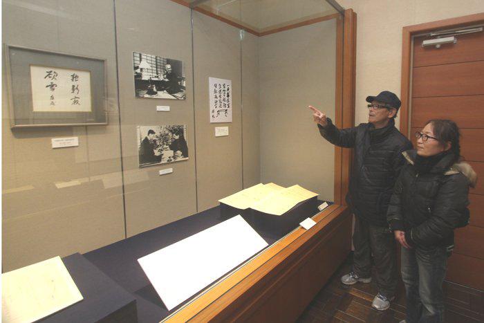 川端康成文学館テーマ展示を観覧する市民