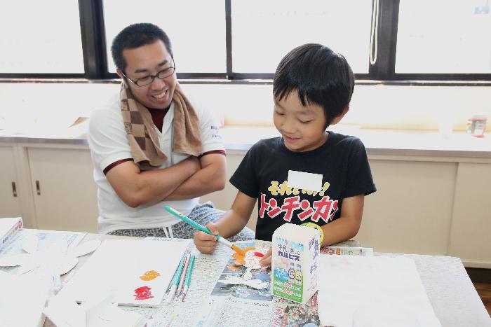 花に色を塗る子ども