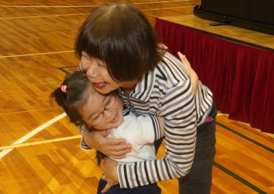 郡幼稚園の園児とお遊戯