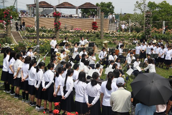 バラ園で演奏を披露する南中学校の生徒の画像
