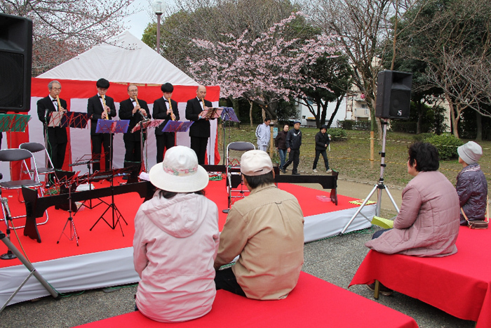 邦楽演奏を市民の方が楽しんでいる様子の写真