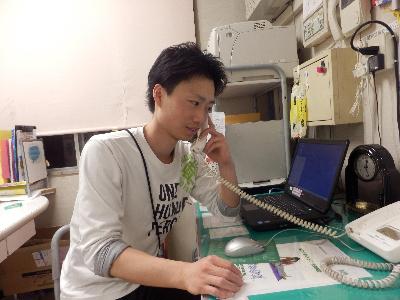 介護職員が電話をかけている写真