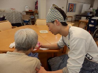 介護職員が食事の介助をしている写真