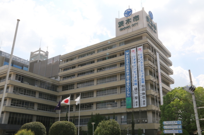 和田伸也選手の懸垂幕が市役所本庁舎東側壁面に設置されている写真