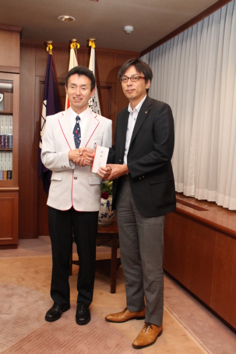 和田伸也選手と福岡洋一茨木市長が握手している写真