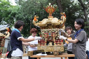 茨木神社での祭りの準備の様子