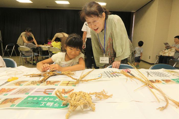 ワラ細工つくり講座の様子