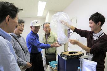 大学生からの指導を受ける市民