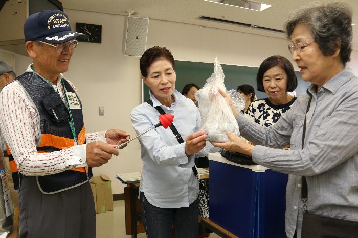 防災士からの指導を受ける市民