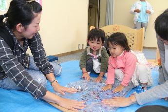 感覚遊びをする子ども