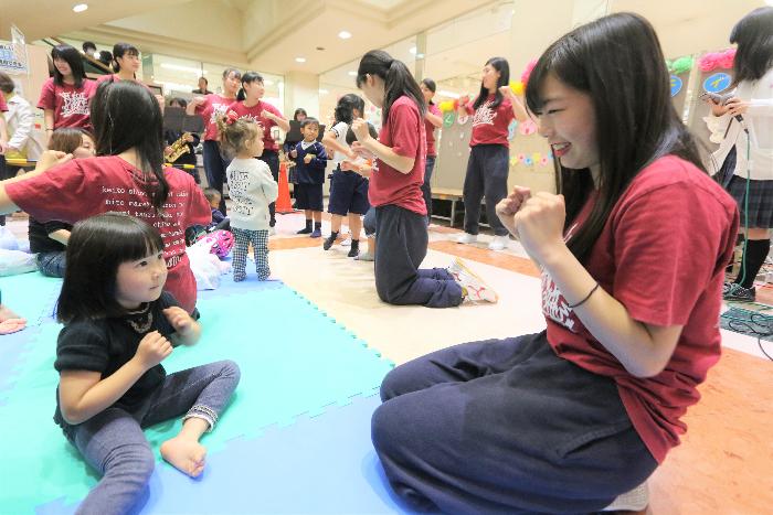 ふれあう高校生と子ども