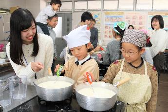 豆腐作り体験の様子