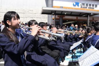 三島中学校による演奏の様子