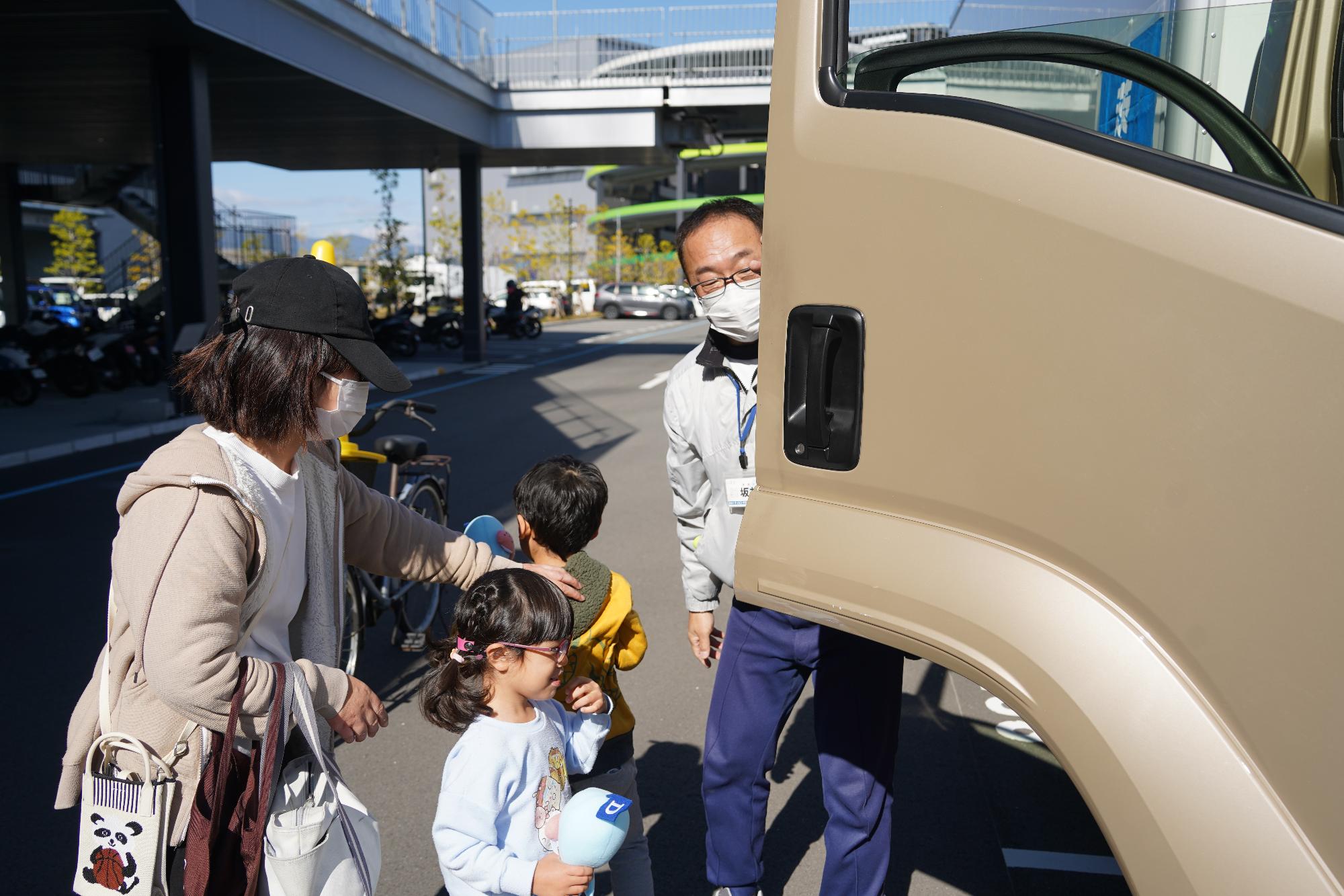 トラックに乗る