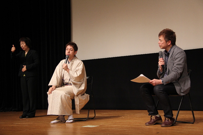 左に桂春蝶さん、右に正木明さんが座る講演会の様子の写真