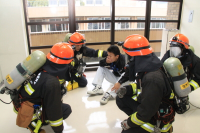 空気呼吸器を装着した救助隊員による救出活動の写真
