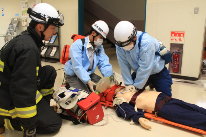 AEDによる除細動と心臓マッサージによる救助活動の写真