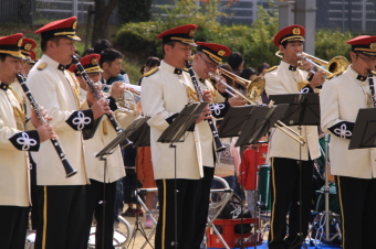 グラウンドで音楽隊が演奏している写真