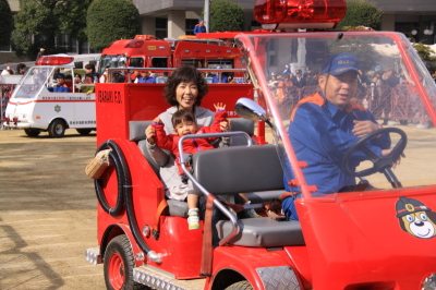 ミニ消防車試乗をする親子の写真