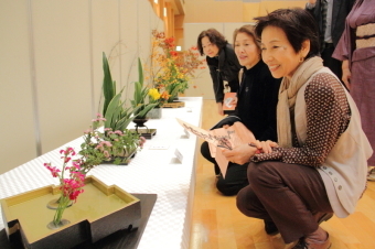 華展で生花を観賞する市民の画像
