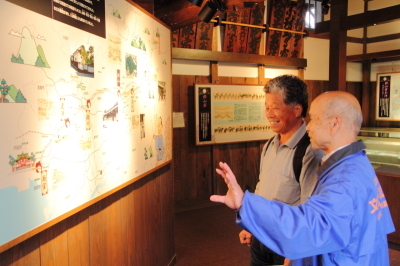 展示物を見学している市民の画像