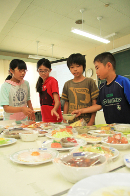 食品サンプルを選ぶ児童