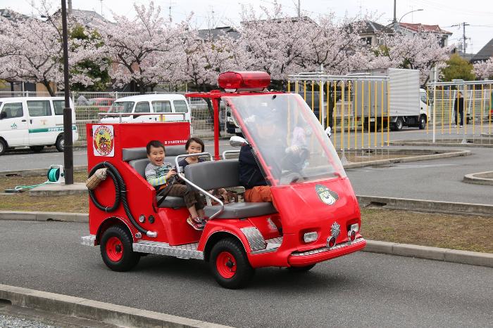 ミニ消防車に乗る子どもたち