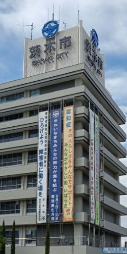 懸垂幕掲出の様子