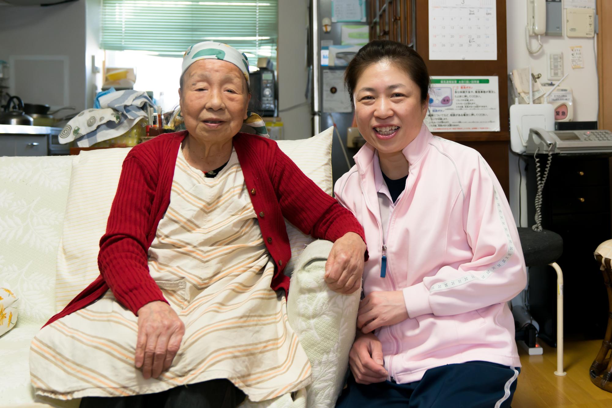 訪問看護ステーションアイの雪本さんと利用者の方の写真