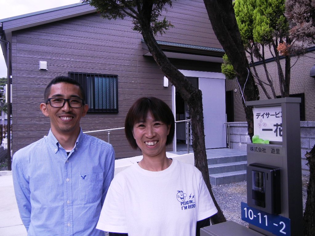 笑顔の元木さん夫妻が一花の前で立っている写真