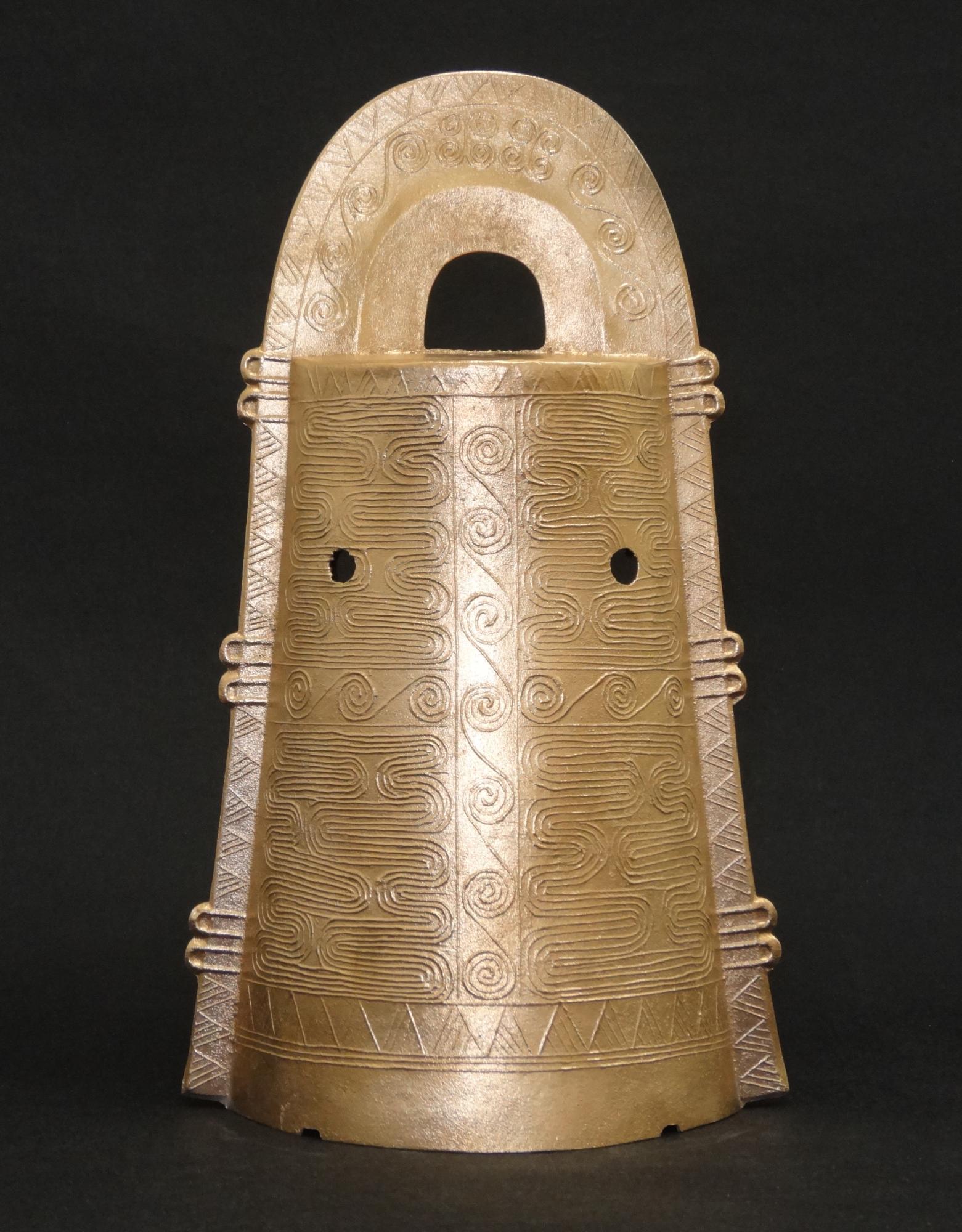 東奈良遺跡で出土した1号銅鐸鋳型に基づいた復元銅鐸