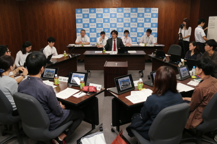 福岡市長と市民10人で机を囲み、対話をしている様子。