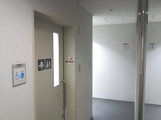 写真右がオストメイト対応トイレです。