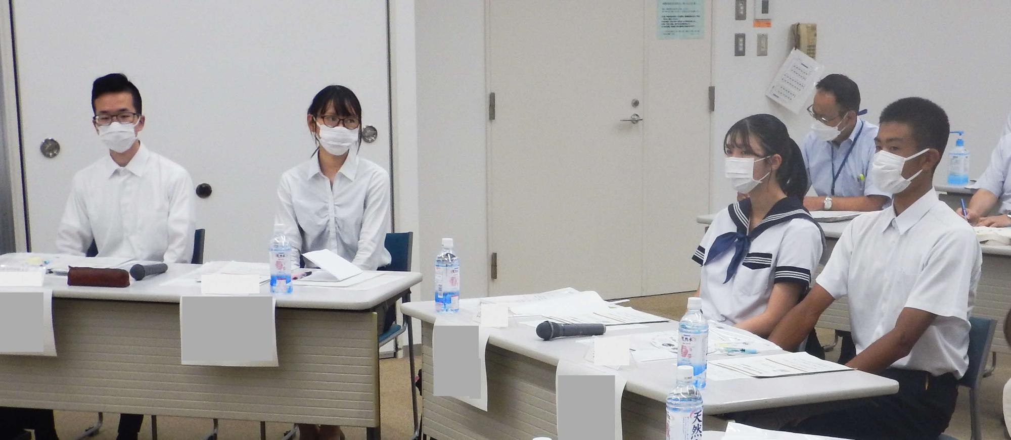 追大生が茨木高校生徒の発言を聞く様子