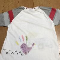 シミが付いた服に布用絵の具で絵を描いた写真