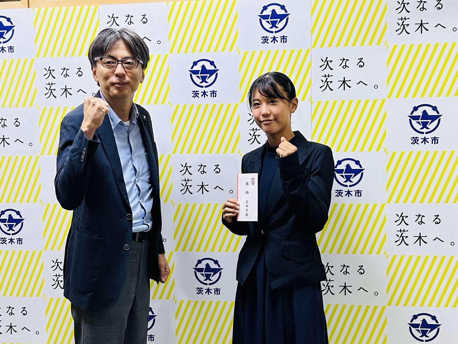 石倉結歌さんと市長の写真