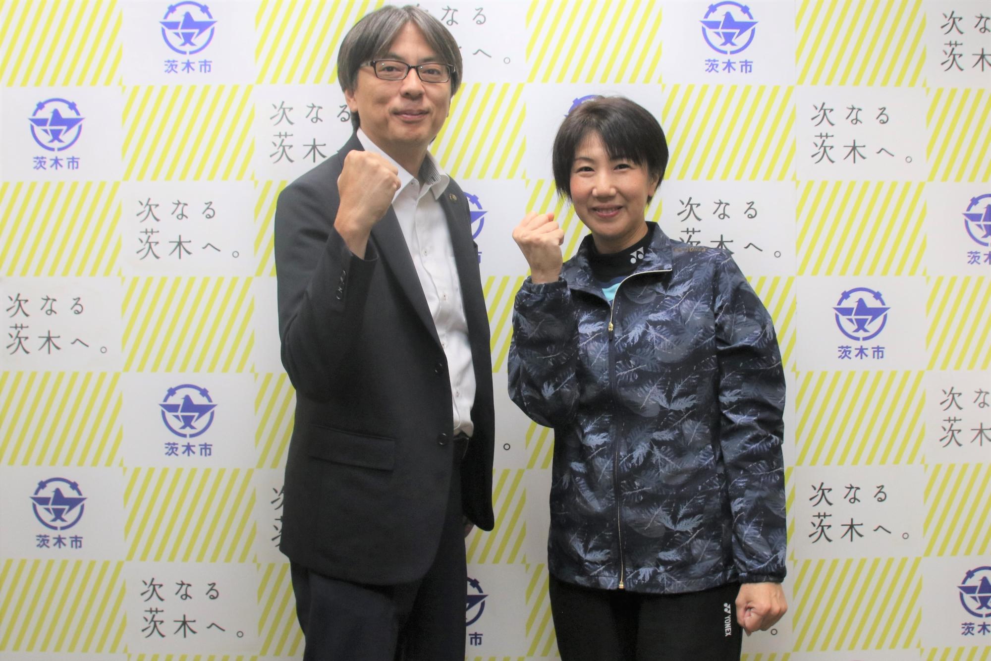 ガッツポーズをする選手と市長の写真