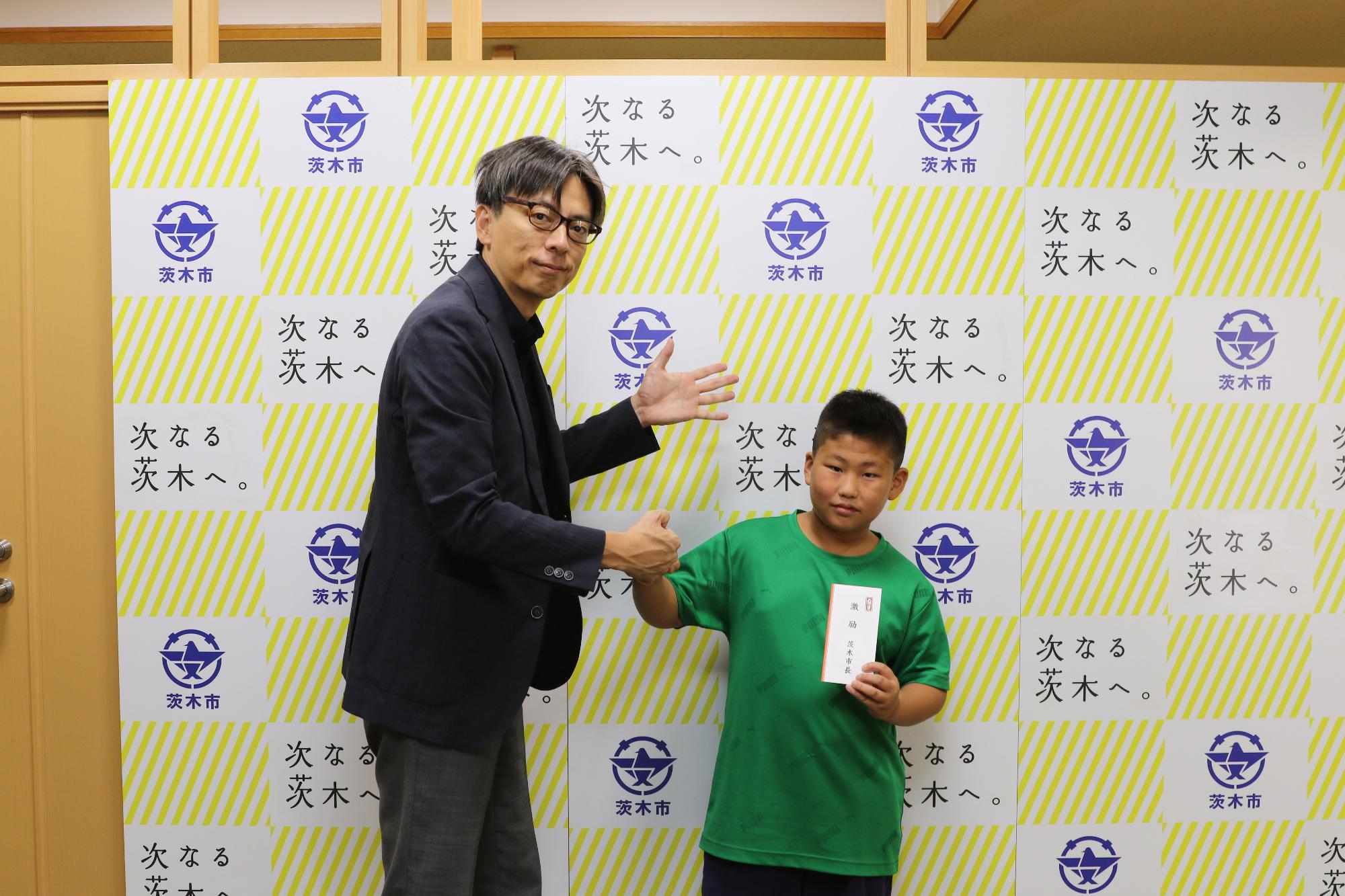 増田結士さんと市長の写真