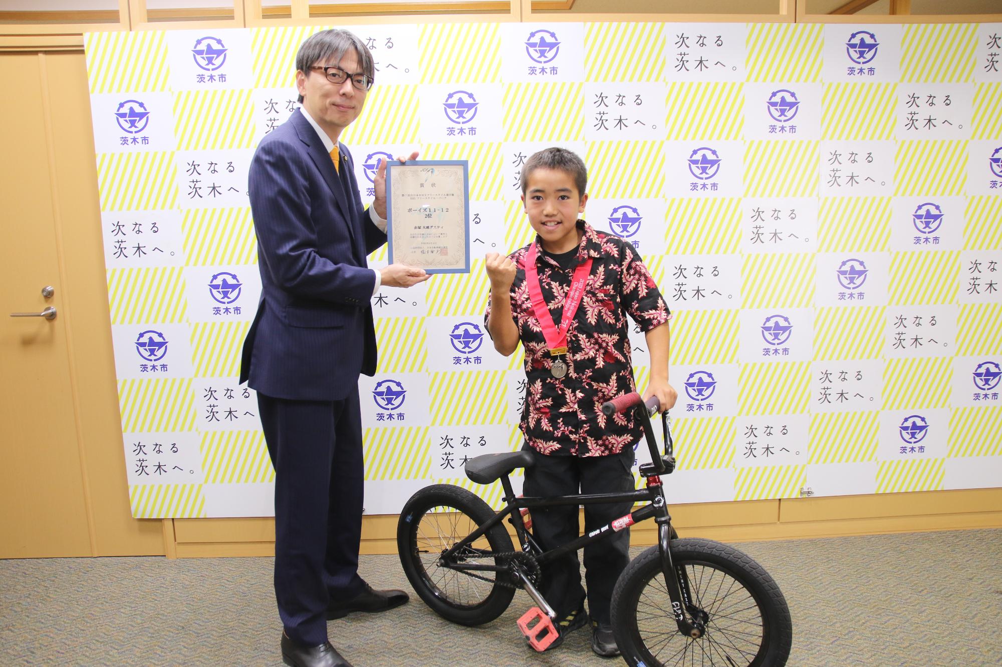 赤塚大晄グスティさんと市長の写真